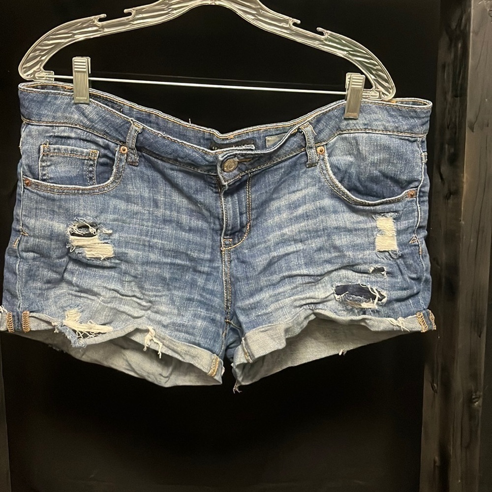 AEROPOSTALE- Midi distressed jean shorts